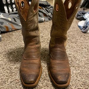 Size 9.5 D ariat roughstock boots